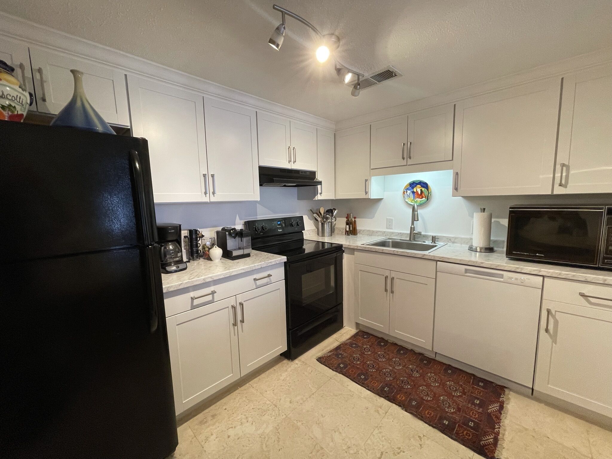 Coffee/tea maker, fridge, microwave, oven