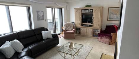 Televisión y chimenea