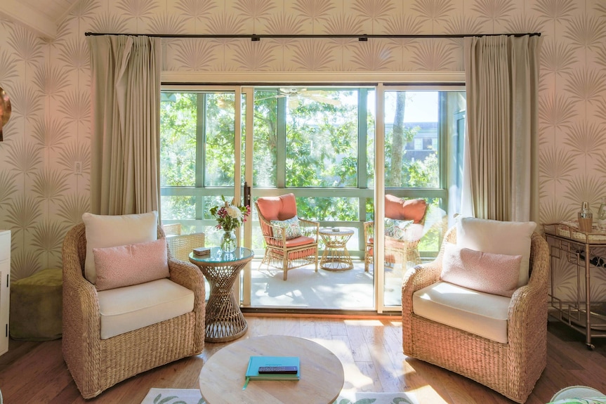 5 Minute Walk To Beach! Screened Porch W/ Forest Views, Wonderful Natural Light & Comfy Seating - Kiawah Island, SC