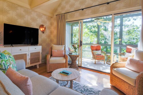 5 Minute Walk to Beach!  Screened Porch w/ Forest Views, Wonderful Natural Light & Comfy Seating