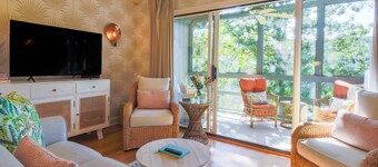 5 Minute Walk to Beach!  Screened Porch w/ Forest Views, Wonderful Natural Light & Comfy Seating