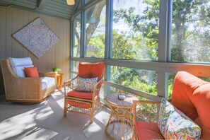 Property grounds - 5 Minute Walk to Beach!  Screened Porch w/ Forest Views, Wonderful Natural Light & Comfy Seating (Kiawah Island)