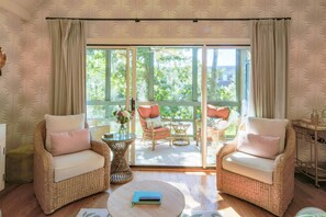 TV - 5 Minute Walk to Beach!  Screened Porch w/ Forest Views, Wonderful Natural Light & Comfy Seating (Kiawah Island)