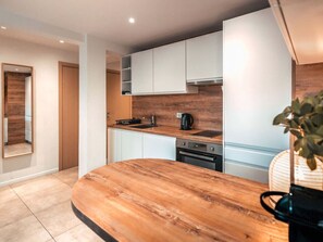 Fridge, oven, stovetop, dishwasher