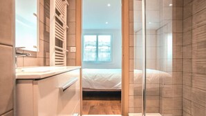 A modern bathroom with a shower, a toilet, and a sink. - Modern 2BR 2BTH | Hypercenter | Croisette | AC (Cannes)