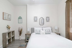 Iron/ironing board, travel cot, WiFi, bed sheets - Charming Midtown Apt - Hannon Hideaway Unit B (Mobile)