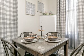 Dining - Charming Midtown Apt - Hannon Hideaway Unit B (Mobile)