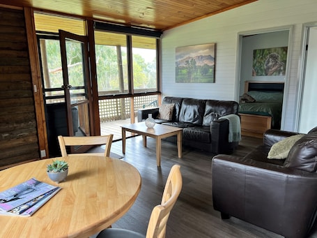 Deluxe Cabin | Living area. Happy Wanderer Holiday Resort Grampians