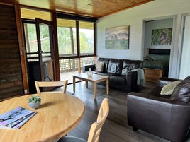 Deluxe Cabin | Living area