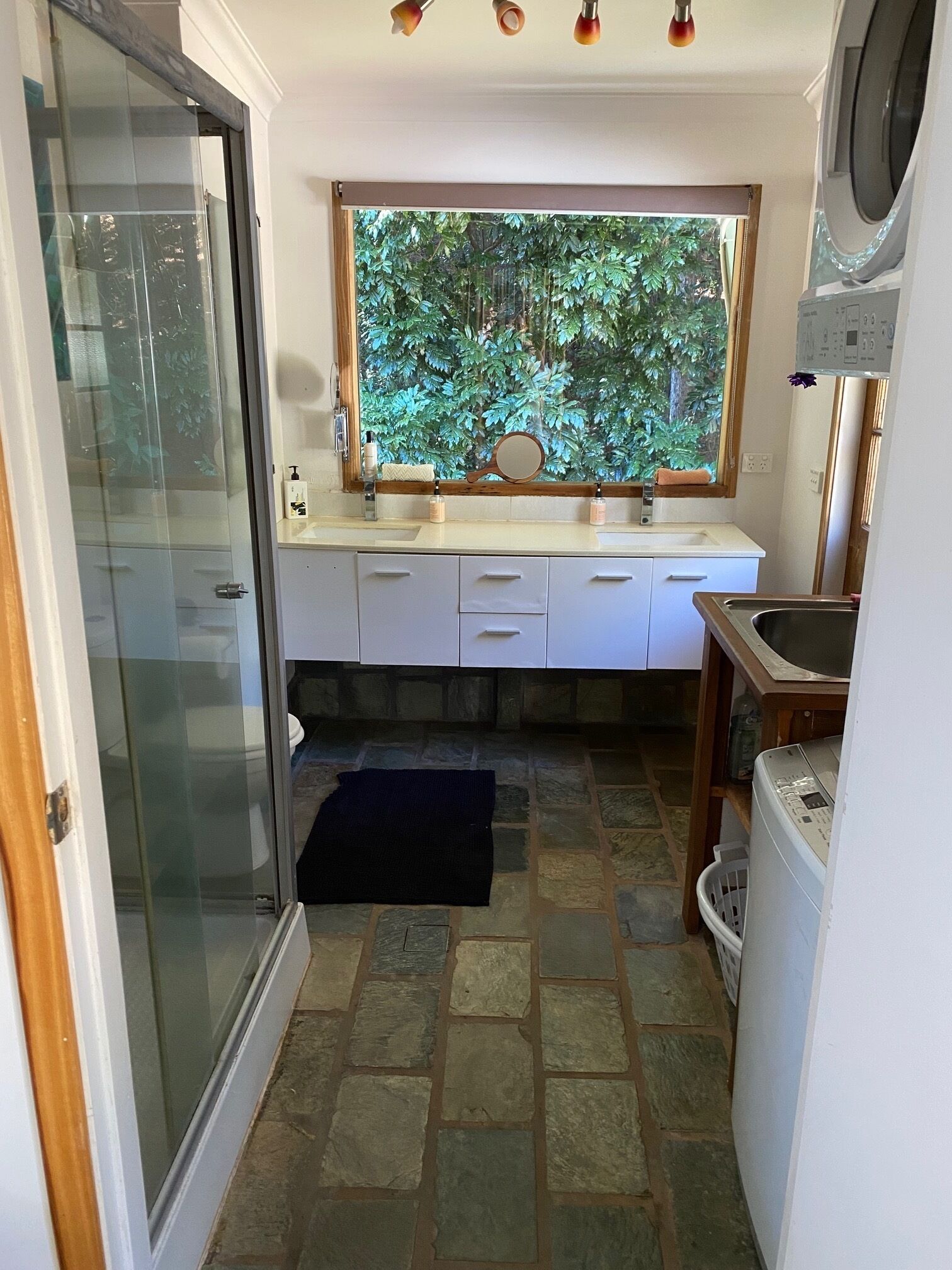 Secador de pelo, toallas, jabón y papel higiénico