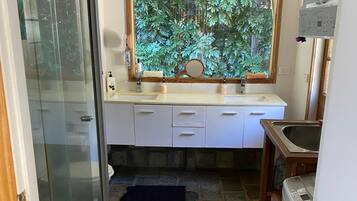 Secador de pelo, toallas, jabón, papel higiénico