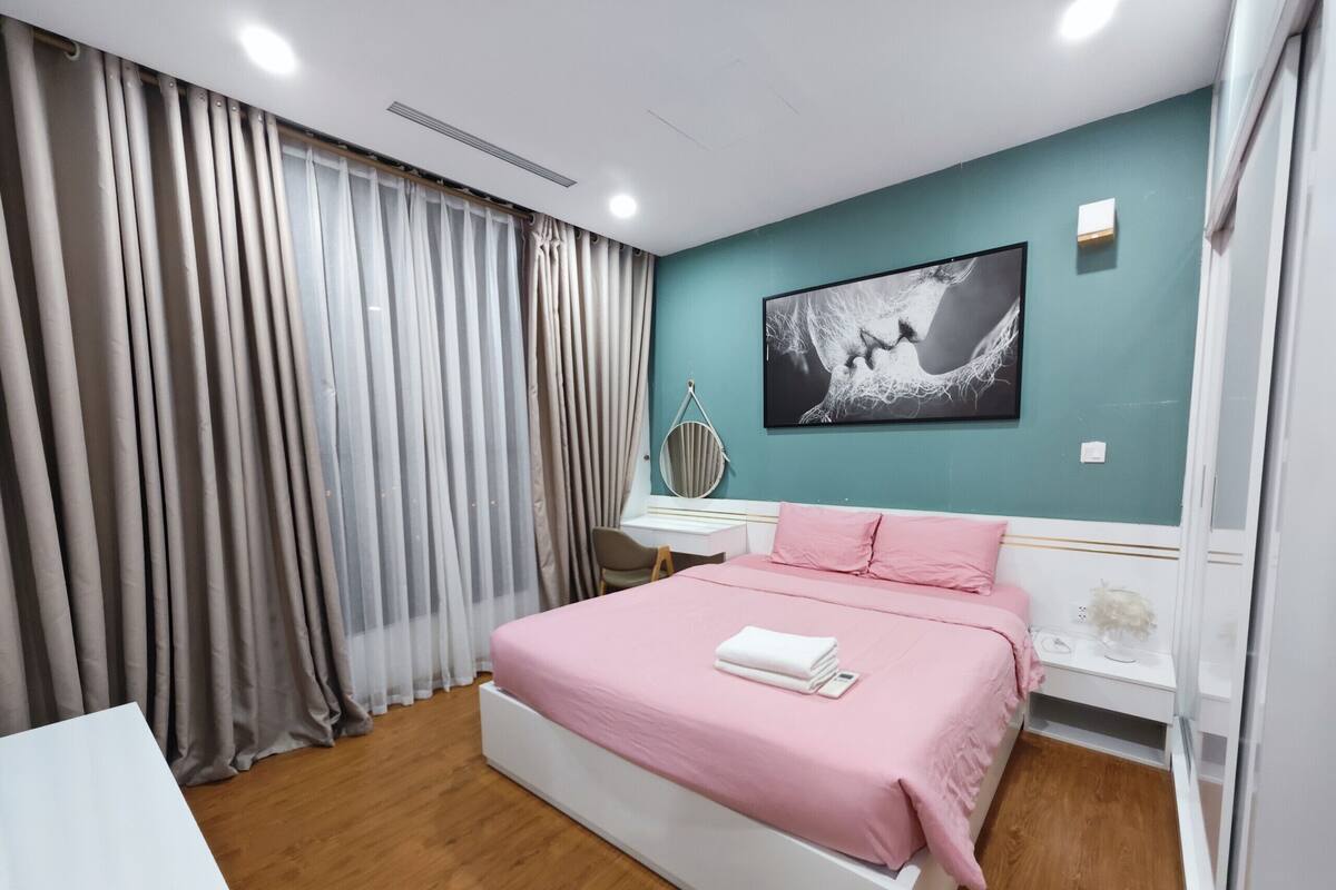 Un dormitorio moderno con cama, escritorio y silla.