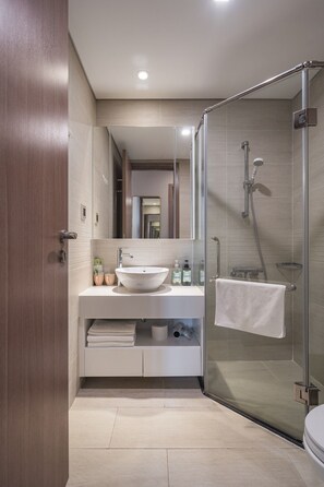 Apartament de luxe | Bany | Dutxa, capçal de dutxa d'hidromassatge i articles de tocador gratuïts 