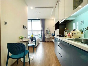 Luxury Studio | Private kitchen | Fridge, microwave, stovetop, electric kettle - Vinhomes Green Bay - Luna's House (Hanoi)