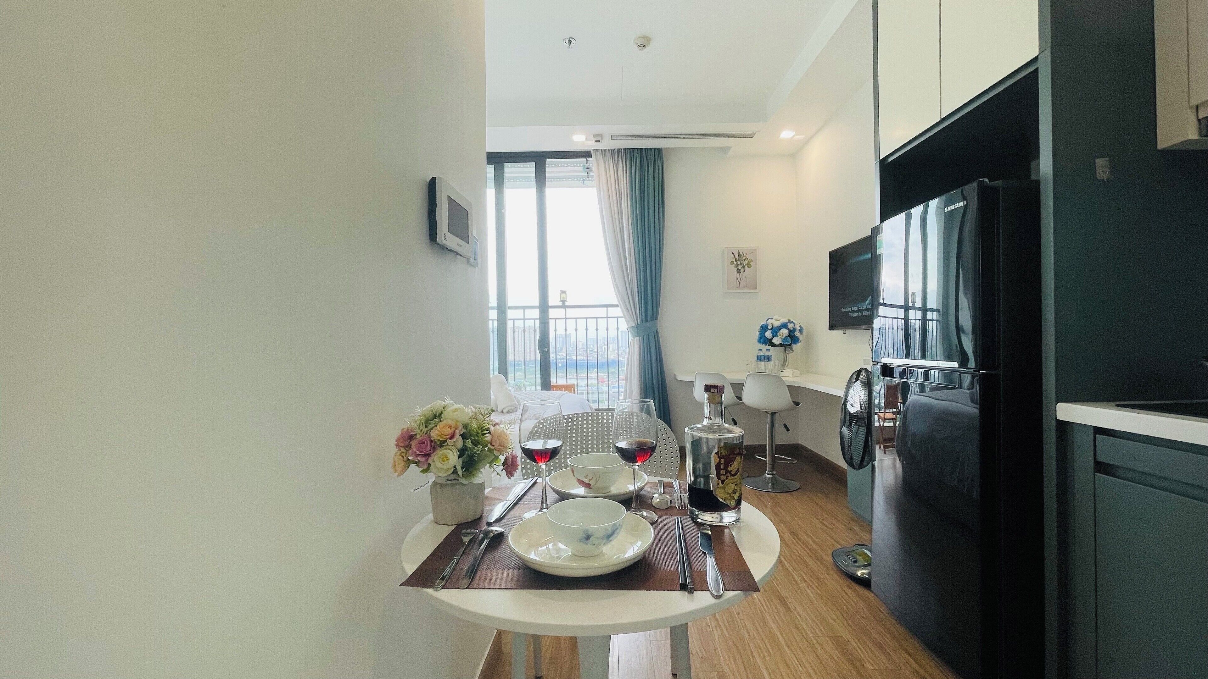 Romantic Studio Suite | Private kitchen | Fridge, microwave, stovetop, electric kettle