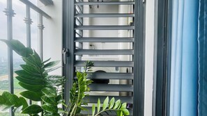 Luxury Studio Suite, 1 Bedroom, Lake View | Laundry - Vinhomes Green Bay - Luna's House (Hanoi)