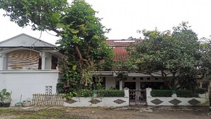 A two-story house with a covered porch and a gated entrance. - OYO Life 91339 Pondok Kost Aulia Syariah (Garut)