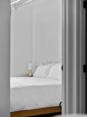 1 sovrum, skrivbord, strykjärn/strykbräda och resesäng