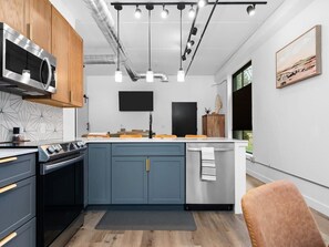 Kylskåp, mikrovågsugn, ugn och spishäll