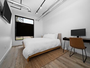 1 Schlafzimmer, Schreibtisch, Bügeleisen/Bügelbrett, Reisekinderbett