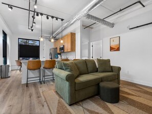 Tv, eldstad och kontor