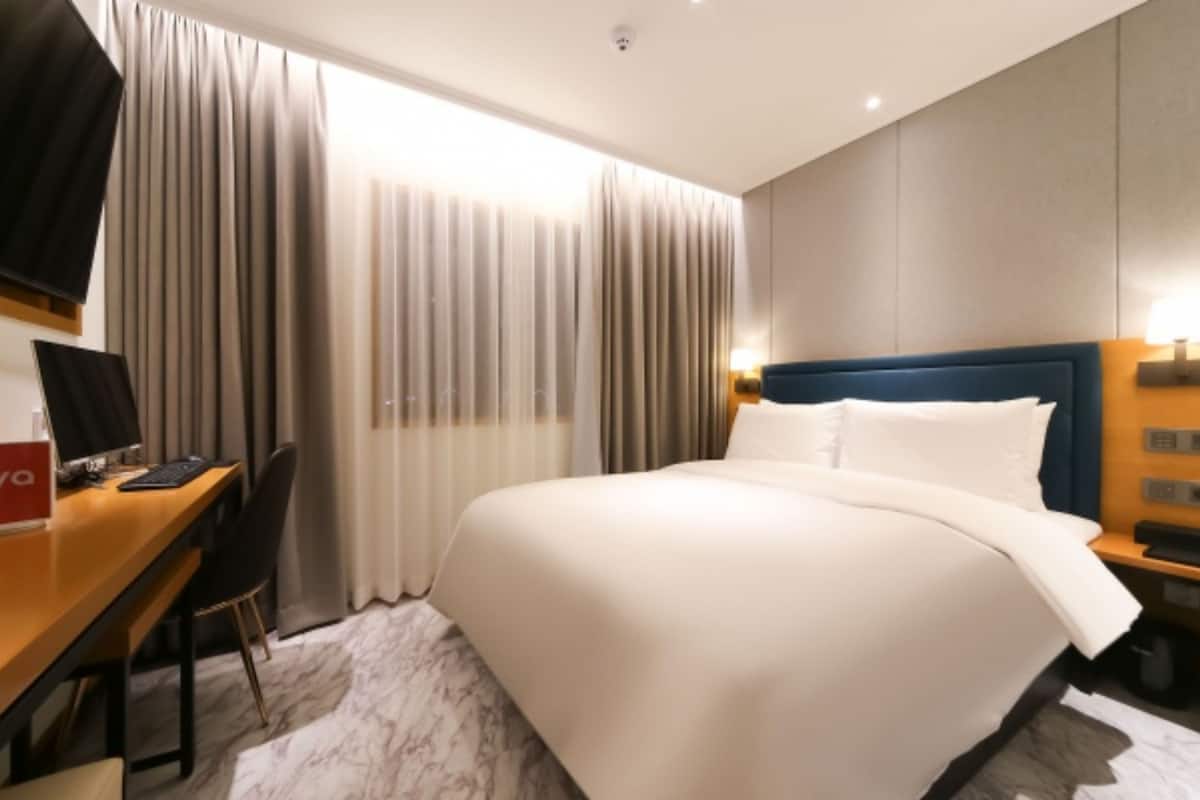 Escritorio, wifi gratis y ropa de cama