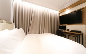 Standard | Una scrivania, Wi-Fi gratuito, lenzuola