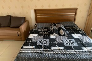 Standard Double Room | Bed sheets - OYO Life 93374 Andira Inn (Depok)