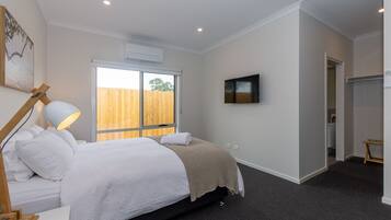 4 bedrooms, travel cot, WiFi, bed sheets