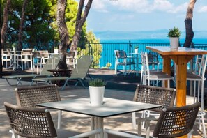 Outdoor dining - Hotel Evripidis (Kassandra)
