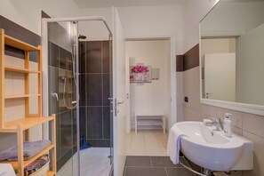 Ducha, bidé, toallas y jabón