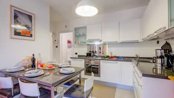 Appartement Familial, plusieurs chambres (Lenni Apart. Swimming Pool and lake) | Cuisine privée