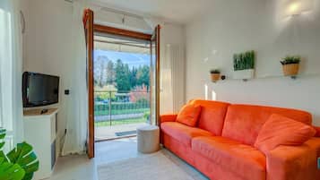 Appartamento familiare, camere multiple (Lenni Apart. Swimming Pool and lake) | Area soggiorno | TV a schermo piatto 21 pollici con canali via cavo