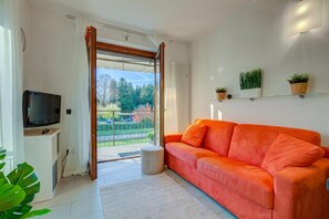 Familienapartment, Mehrere Schlafzimmer (Lenni Apart. Swimming Pool and lake) | Wohnbereich | 21-Zoll-Flachbildfernseher mit Kabelempfang