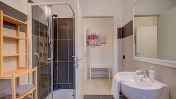 Familienapartment, Mehrere Schlafzimmer (Lenni Apart. Swimming Pool and lake) | Badezimmer | Dusche, Bidet, Handtücher, Seife