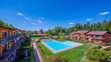 Familienapartment, Mehrere Schlafzimmer (Lenni Apart. Swimming Pool and lake) | Pool | Außenpool (je nach Saison geöffnet)