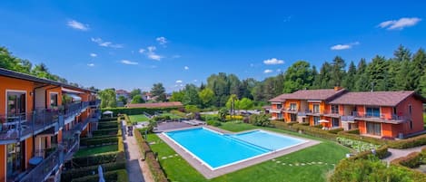 Departamento familiar, varias habitaciones (Lenni Apart. Swimming Pool and lake) | Alberca | Alberca al aire libre por temporada