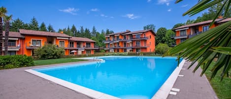 Departamento familiar, varias habitaciones (Lenni Apart. Swimming Pool and lake) | Alberca | Alberca al aire libre por temporada