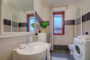 Dusche, Bidet, Handtücher, Seife