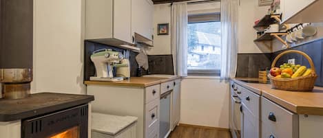 Family House, Multiple Bedrooms (Alpine House Naturalina) | Private kitchen