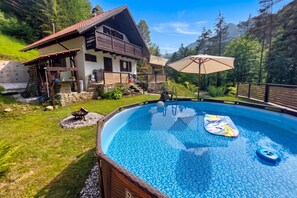 A house with a swimming pool, surrounded by a garden and a mountain view. - House Naturalina With Pool Near Tolmin (Tolmin)