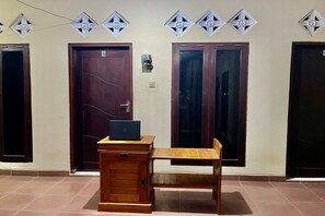 Una habitación con un escritorio de madera, una computadora portátil y una puerta con el número 15.