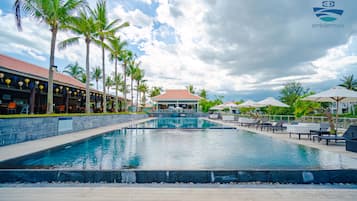 2 outdoor pools