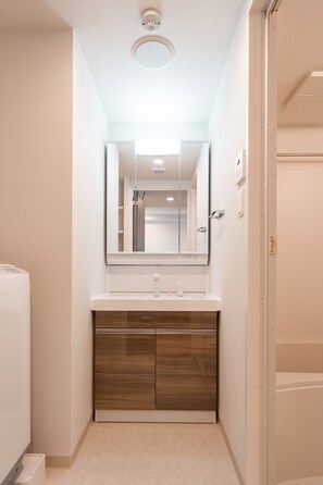 Badewanne und Dusche (separat), kostenlose Toilettenartikel