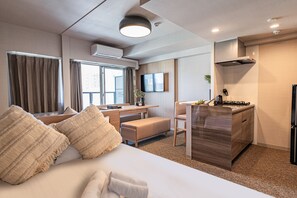 Deluxe-Vierbettzimmer | Wohnbereich | 24-Zoll-LCD-Fernseher mit Kabelempfang