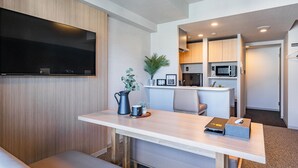 Phòng 4 Deluxe | Khu vực ăn uống tại phòng