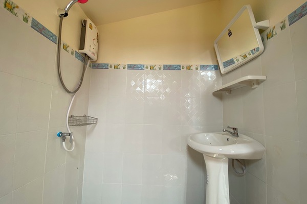 Toallas, jabón, shampoo, papel higiénico