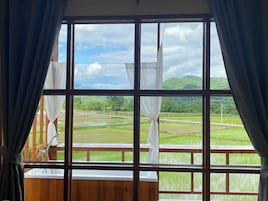 Quarto luxo, 1 cama King, banheira, vista para a montanha | Wi-Fi de cortesia, roupa de cama