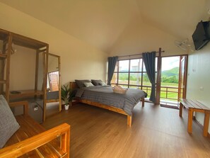 Deluxe-Zimmer, 1 King-Bett, Badewanne, Bergblick | Kostenloses WLAN, Bettwäsche