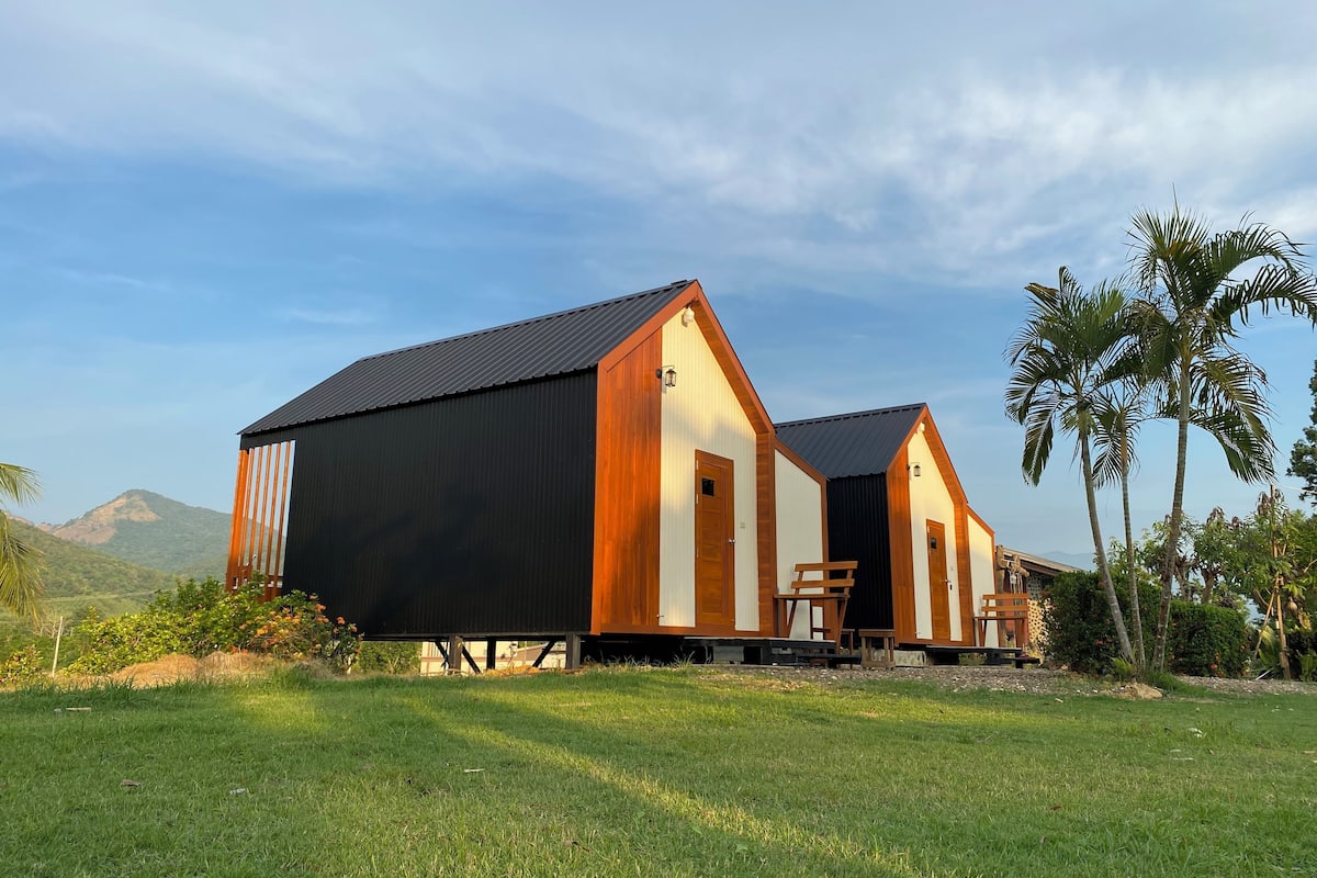 Deluxe Room, 1 King Bed, Bathtub, Mountain View | Free WiFi, bed sheets
